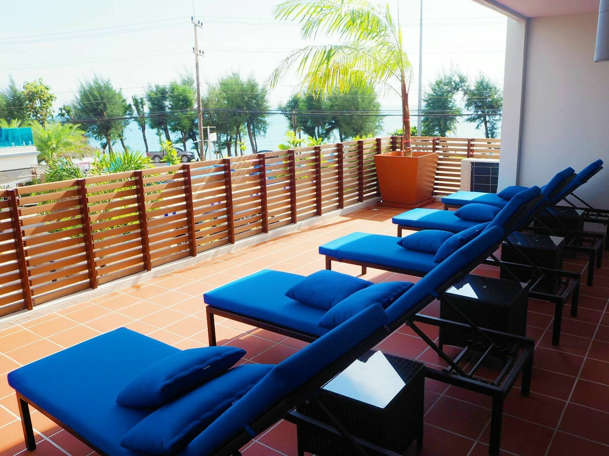 Grandblue Resort & Beachclub Mae Phim Bagian luar foto